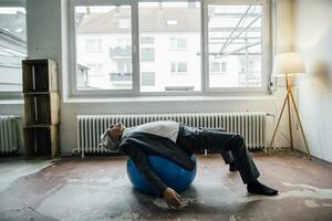 Senior Geschäftsmann Lügen auf Fitness Ball foto