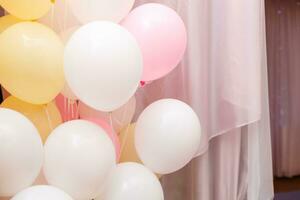 bunt Luftballons, Party Hintergrund. Ballons von blass Rosa, Gelb und Weiß Farbe. Rosa Vorhang foto