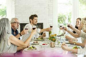 glücklich Familie feiern zusammen, Klirren Brille foto