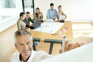 Geschäft Menschen haben ein Werkstatt im Büro, diskutieren Pläne foto