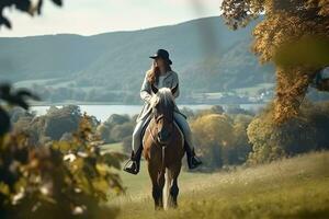 Mädchen tragen Cowboy Hut genießen zu Pferd Reiten im das Landschaft foto