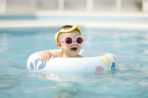 süß komisch Kleinkind Mädchen im Sonnenbrille entspannend auf aufblasbar Spielzeug Ring schwebend im Schwimmen Schwimmbad foto