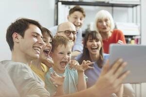 groß Familie haben Spaß beim heim, mit Digital Tablette foto