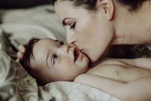 Mutter kuscheln mit ihr Baby Sohn foto