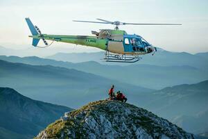 Serina Italien September 2023 Hubschrauber mit Berg Rettung Arbeitskräfte erholen ein verletzt Person foto