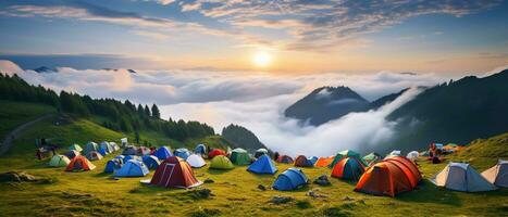 Camping Zelt auf das oben von Berg ai generativ foto