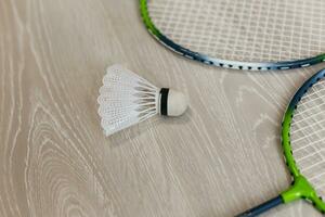 Federball auf Badmintonschläger Nahaufnahme foto