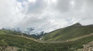 Kaukasus in Wolken gehüllt bei Roza Khutor, Russland foto