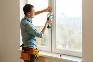 Mann Arbeiter Montage Fenster auf Balkon. foto