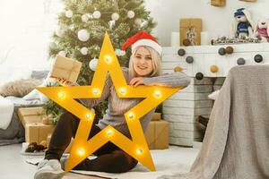jung Frau Porträt halt Geschenk im Weihnachten Farbe Stil foto