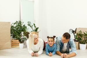 Familie Auspacken Karton Kisten beim Neu Zuhause foto