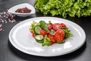 frischer leckerer Salat mit Gemüse
