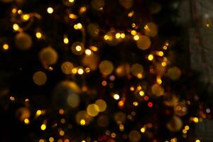 verwischen Licht Feier auf Weihnachten Baum mit Weiß Mauer Hintergrund foto