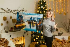 Mädchen hält Foto Segeltuch wie ein Weihnachten Geschenk