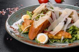leckerer frischer Caesar Salat mit Hühnerfleisch, Paniermehl, Tomaten und Salatblättern