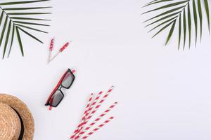 Strandaccessoires, Brille und Hut mit Muscheln und Seesternen auf farbigem Hintergrund foto