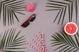 Strandaccessoires, Brille und Hut mit Muscheln und Seesternen auf farbigem Hintergrund foto