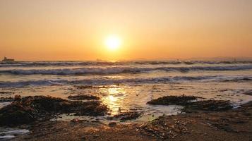 Sonnenuntergang Seehorizont Frachtschiff Silhouette Landschaft. foto