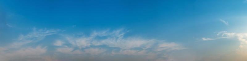 Panoramahimmel mit Wolke an einem sonnigen Tag. schöne Zirruswolke. foto