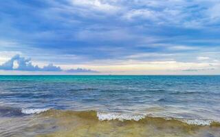 tropischer mexikanischer Strand klares türkisfarbenes Wasser Playa del Carmen Mexiko. foto