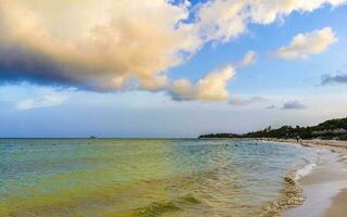 tropischer mexikanischer Strand klares türkisfarbenes Wasser Playa del Carmen Mexiko. foto