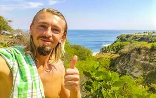 Selfie mit Felsen Klippen Aussicht Wellen Strand puerto escondido Mexiko. foto