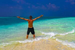 männlich Modell- Tourist auf Insel madivaru finolhu rasdhoo Atoll Malediven. foto