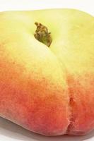 Nahaufnahme Pfirsich isoliert auf weißem Hintergrund foto