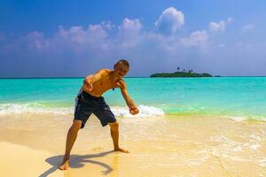 männlich Modell- Tourist auf Insel madivaru finolhu rasdhoo Atoll Malediven. foto