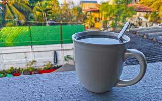 Tasse von Americano schwarz Kaffee im tropisch Restaurant Mexiko. foto