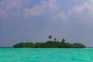 natürliche tropische türkisfarbene sandbankinseln madivaru finolhu rasdhoo atoll malediven. foto