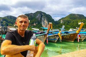 Tourist auf koh Phi Phi Insel Thailand mit langen Schwanz Boote. foto