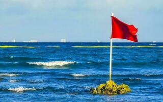 rote flagge schwimmen verboten hohe wellen playa del carmen mexiko. foto