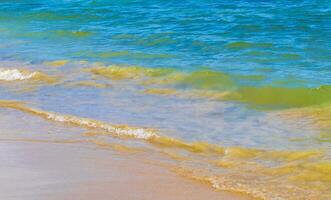 wellen am tropischen strand karibisches meer klares türkisfarbenes wasser mexiko. foto