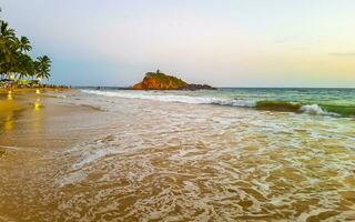 schön Paradies tropisch Strand Wellen Palmen Mirissa Strand sri lanka. foto