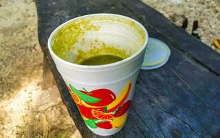 grüner gesunder saft-smoothie in to go cup in mexiko. foto