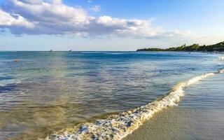 tropischer mexikanischer Strand klares türkisfarbenes Wasser Playa del Carmen Mexiko. foto