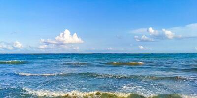 tropischer mexikanischer Strand klares türkisfarbenes Wasser Playa del Carmen Mexiko. foto