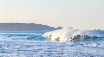 extrem riesiger großer surferwellenstrand la punta zicatela mexiko. foto