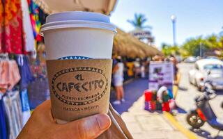 puerto escondido Oaxaca Mexiko 2023 Weiß zu gehen Tasse Becher mit schwarz Kaffee im Mexiko. foto