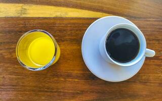 Tasse von Americano schwarz Kaffee und Orange Saft Restaurant Mexiko. foto