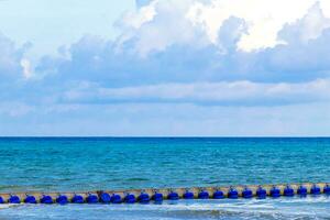 Blau Wasser Wellen Ozean mit Boje Bojen Seile Netze Mexiko. foto