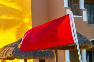 rote flagge schwimmen verboten hohe wellen playa del carmen mexiko. foto