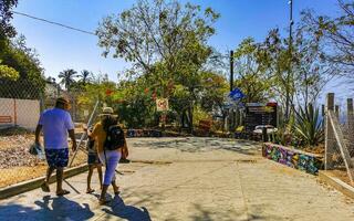 puerto escondido Oaxaca Mexiko 2023 typisch schön bunt Tourist Straße Bürgersteig Stadt puerto escondido Mexiko. foto