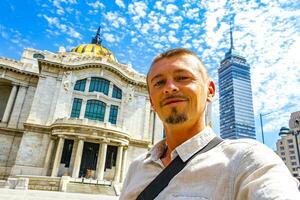 Mann mit Selfie beim fein Kunst architektonisch Meisterstück Mexiko Stadt. foto