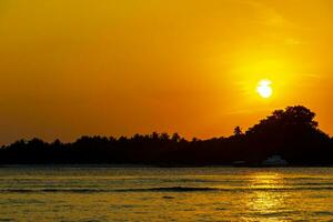 kuramathi Malediven tropisch Paradies Insel Sonnenuntergang Aussicht von rasdhoo. foto