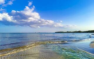 tropischer mexikanischer Strand klares türkisfarbenes Wasser Playa del Carmen Mexiko. foto