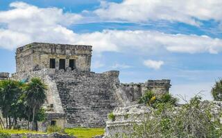 uralt Tulum Ruinen Maya Seite? ˅ Tempel Pyramiden Artefakte Landschaft Mexiko. foto