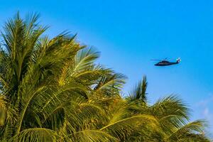 Tourist Hubschrauber fliegt Über das Karibik Meer im Mexiko. foto