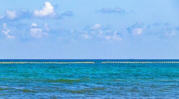 Blau Wasser Wellen Ozean mit Boje Bojen Seile Netze Mexiko. foto